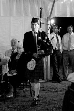 [bagpiper.jpg]