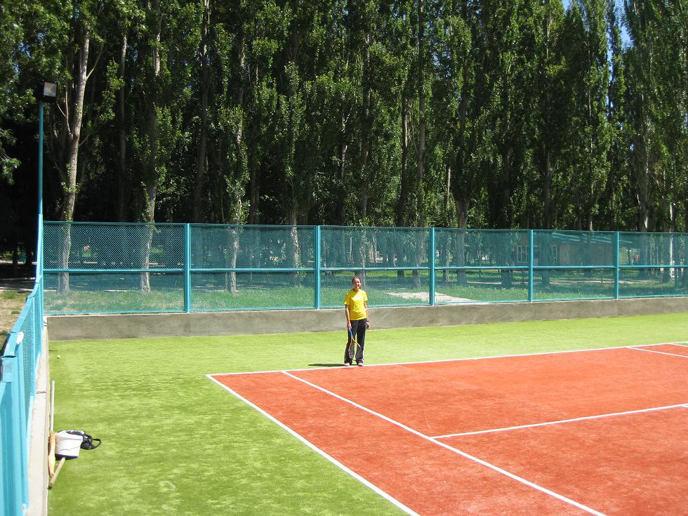 [tennis2.JPG]