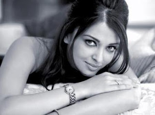 http://3.bp.blogspot.com/_q6iitgH_mx8/TSb-YnRunHI/AAAAAAAAA3k/TlBjjXxi56s/s1600/Top-Ten-Bollywood-actress-Wallpaper7.jpg