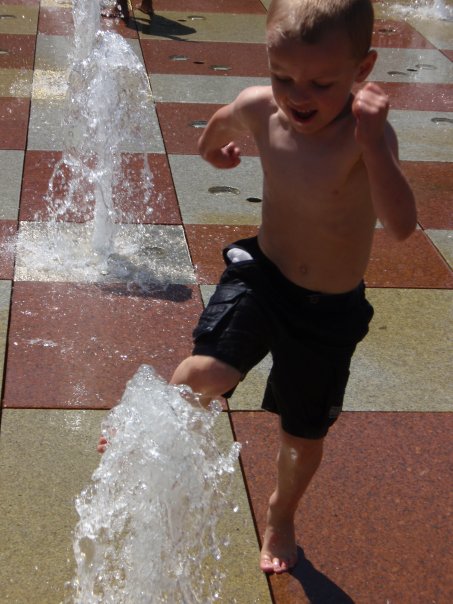 [Fox+at+waterpark.jpg]