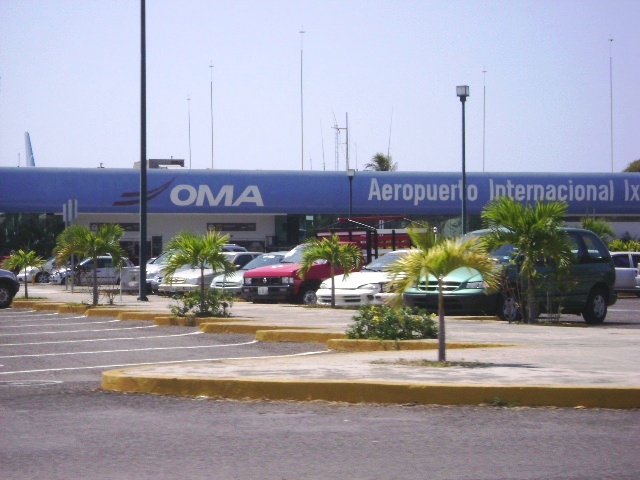 Resultado de imagen para fotos boulevard zihuatanejo aeropuerto