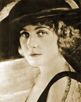 Edna Purviance was an American actress, born in Paradise Valley, Nevada, is October 21, 1895. He is known as Charlie Chaplin girl who worked in the female lead, more than 30 films in a span of eight years. It was a romantic relationship with Charlie Chaplin, but eventually married John Squire, an airline pilot. January 13, 1958, died of cancer.
