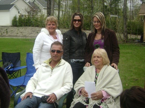 Maman, son fils Denis, ses petites filles Kim, Edith et sa femme Josée