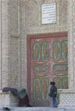 الصلاة عند باب المسجد (انقر على الصور للوصل)