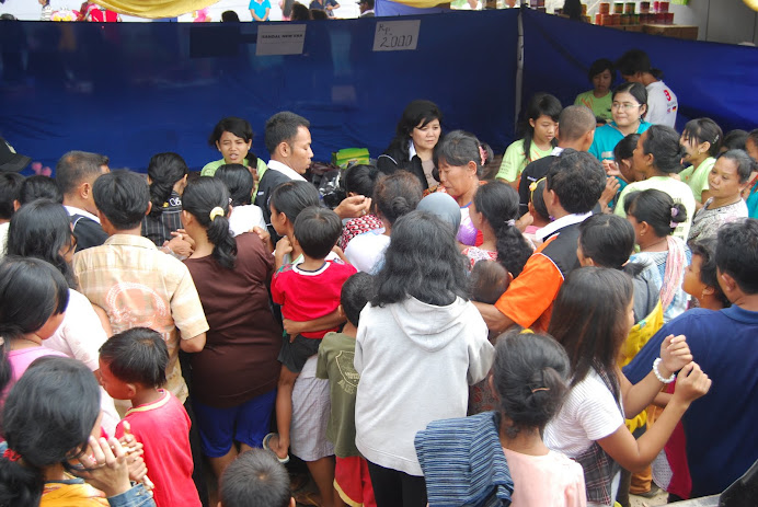 STAND SEPATU DAN SENDAL PADA PASAR MURAH SMK BAGIMU NEGERIKU