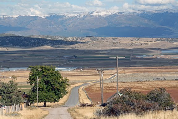 [UTKE_road_mountains.JPG]