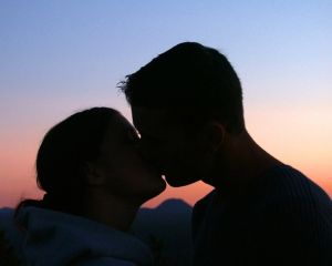 [33010_sunset_kiss.jpg]