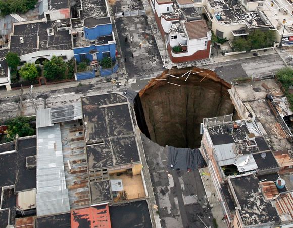 Les TROUS GEANTS apparaissent aussi en CHINE For+blog+giant-sinkhole-guatemala-city