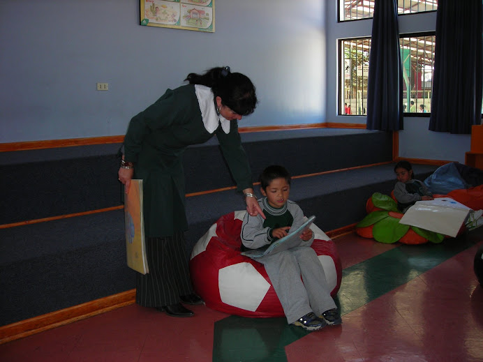 tia isabel enseñando a su alumno