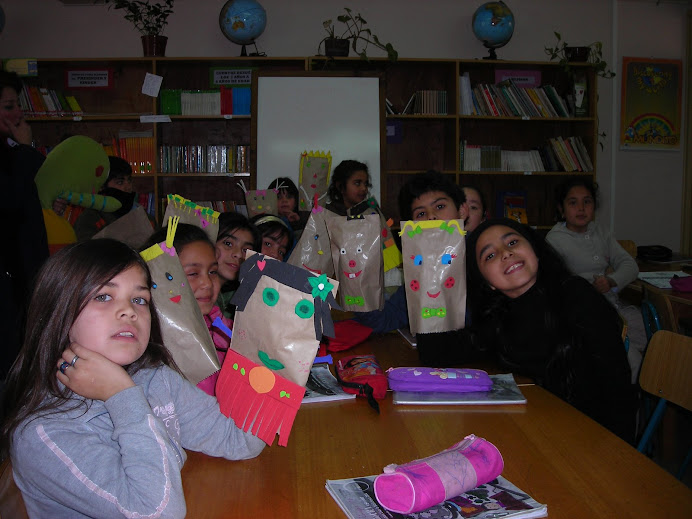 alumnos de 3º básico recrean con títeres  en bibliocra