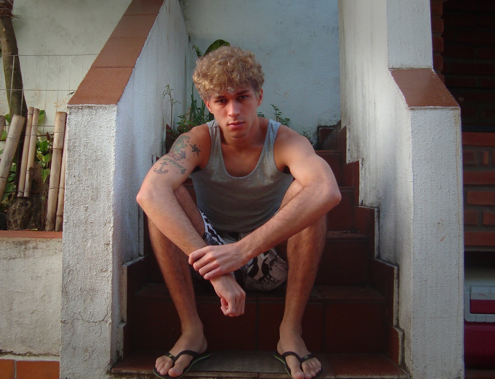 Surfer dudes Tom Hosfeld surfista e street surfer cabelo loiro