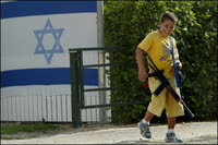 Новая страница в истории «Бакинских страниц» - Страница 4 Israeli_gun_child_1