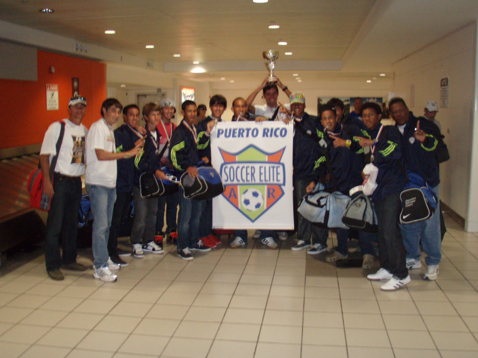 [Soccer+Elite+-+Campeones+-+aeropuerto.JPG]