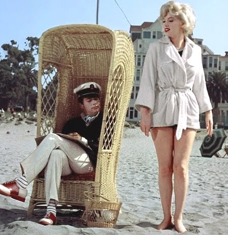 Marilyn Monroe and Tony Curtis at the beach in front of the Hotel Del Coronado in Some Like It Hot