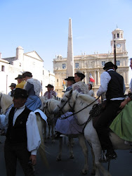 Arles, gardians devant la Mairie