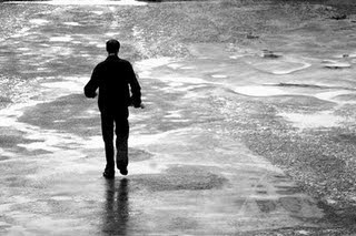 homem caminhando,chuva