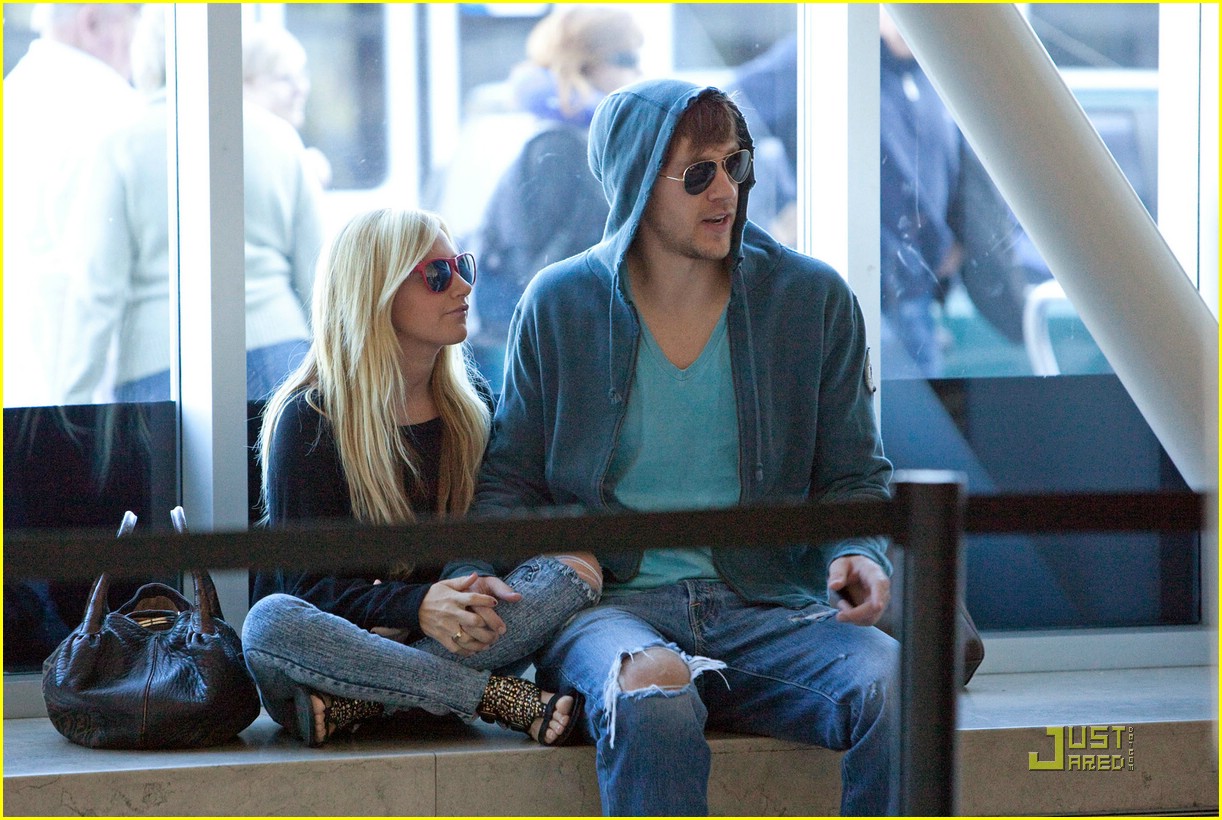 Ashley Tisdale Dylan Sprouse Kiss | riduspic