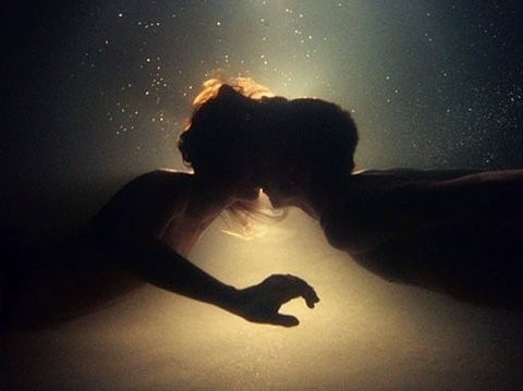 luv,photography,silhouette,underwater,couple,kiss-47f8c295eef05904423a8eaea2e5dae0_h%5B2%5D%5B2%5D.jpg