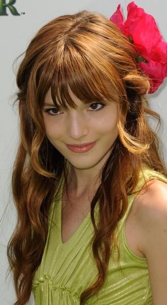 Bella Thorne en la premiere de ...