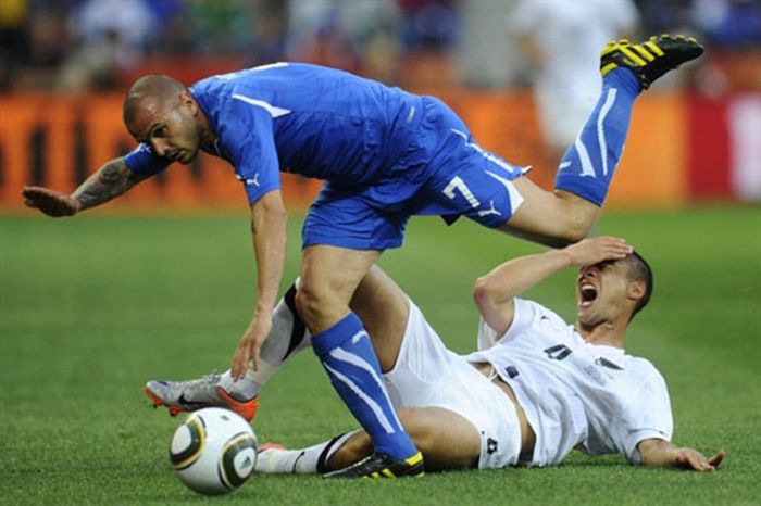 Curious, Funny Photos / Pictures: The funniest soccer moments - 25 Pics