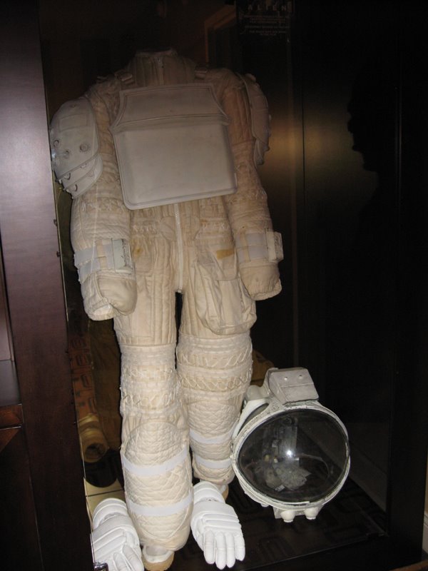 [vegas-alien-suit.jpg]