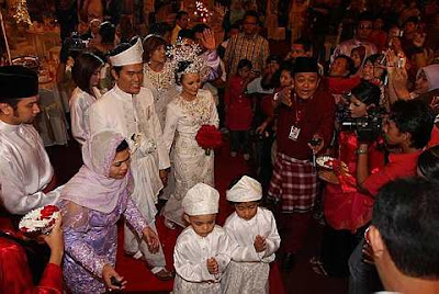 Gambar majlis perkahwinan Adlin Aman Ramlie dan Emelda Rosmila | PERKAHWINAN artis malaysia, news, scandal, gossip, Weddings, Families, Divorces of Celebrities