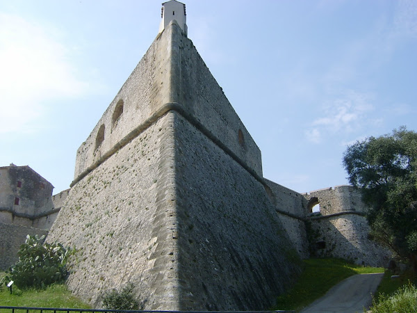 Iránytű alakú vár