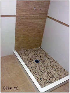 Pavimentos y alicatados: Baño con listeles de acero