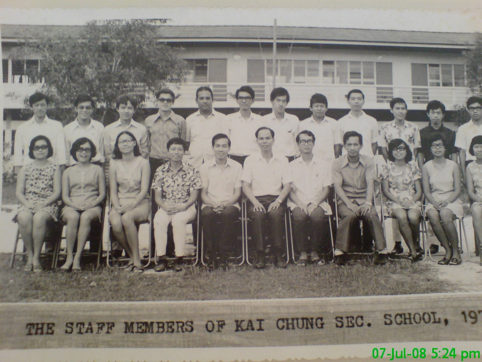 [70s+Kai+Chunf+Staff+under+Leadership+of+Mr.+Tang+Chok+King.JPG]