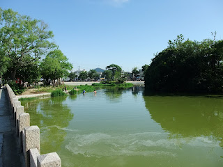 万代池に子供が遊ぶ風景