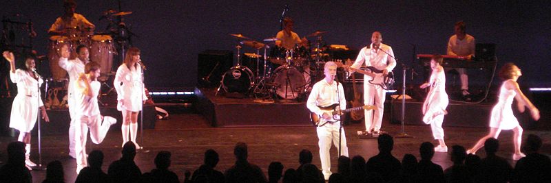 [800px-Songs_of_David_Byrne_and_Brian_Eno_Tour_performers.jpg]