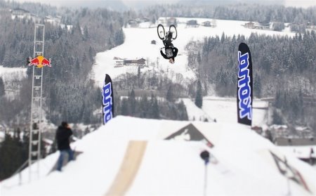 [20090131-WhiteStyle2009_Andreu_Lacondeguy_Flip_byLarsScharl_sized.JPG]