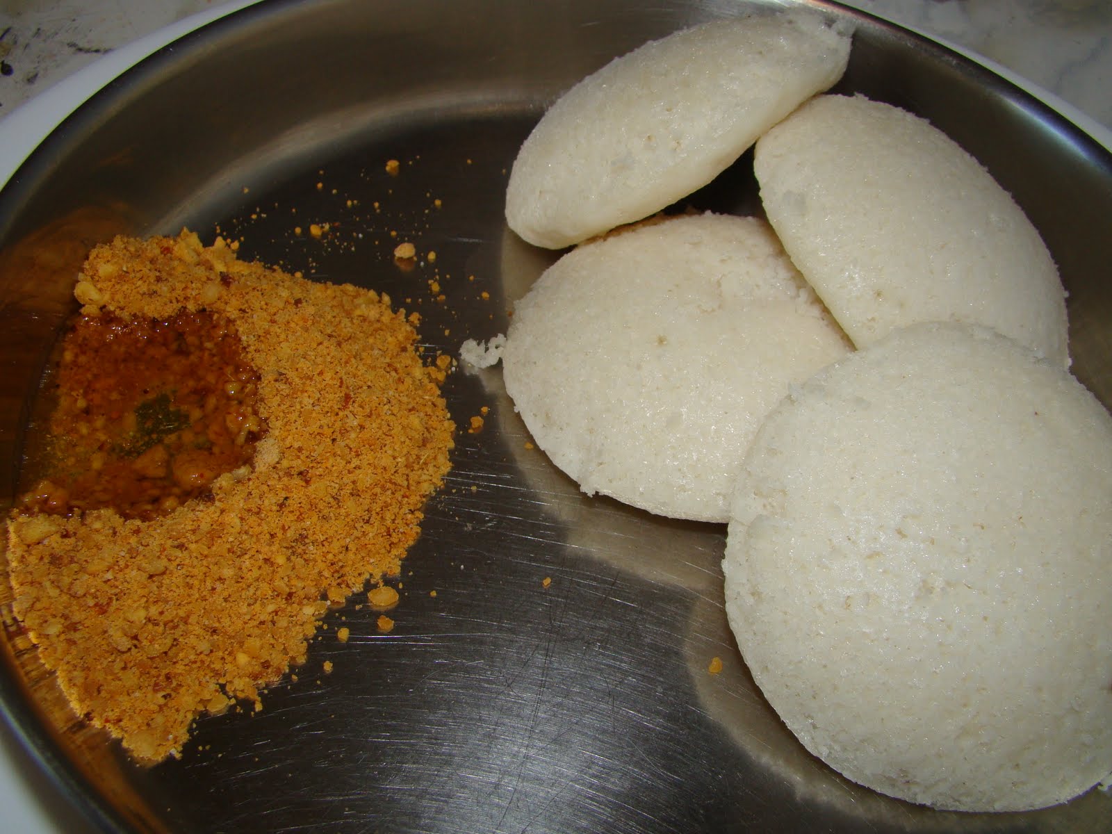 Sweet Karam Kapi ) Soft Idlis with Tomato gravy & Mini ghee idlis