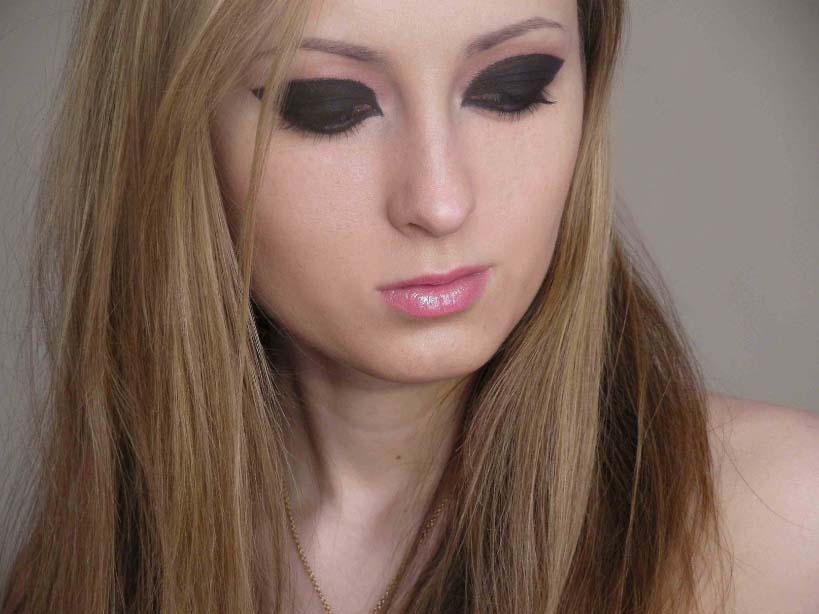 Avril Lavigne Anyways, I decided to do a makeup look that Avril has