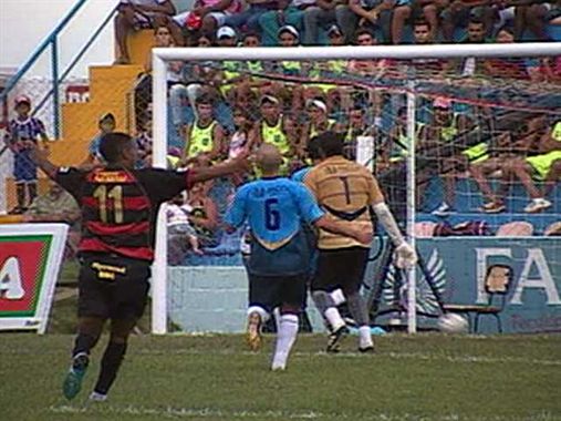 [Leão+aplica+primeira+goleada+em+2010+01.jpg]