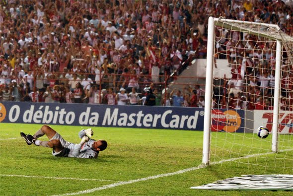 [nautico-3-x-2-sport-1-+2009+Leão+rebaixado.jpg]