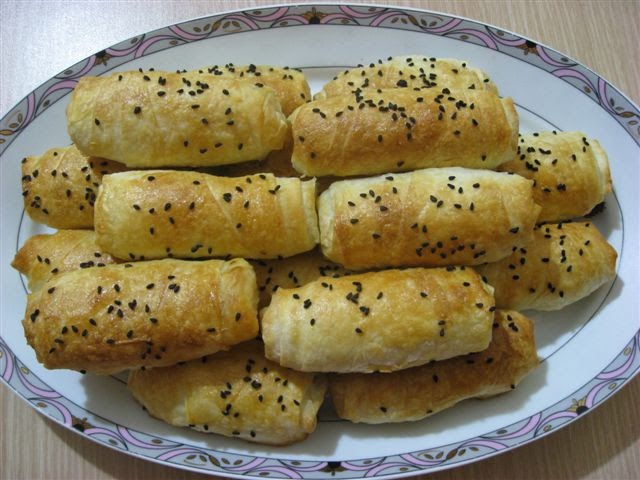 Semra Mutfakta SOSİSLİDOMATESLİ ve ZEYTİNLİ PUF BÖREKLER