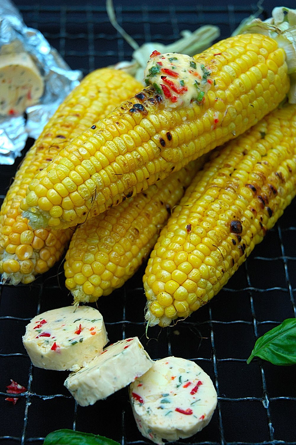 Corn cobgrilled with chiliand basil butter