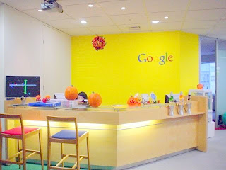 Google オフィスでハロウィーンのかぼちゃを飾った受け付の様子を示す画像。