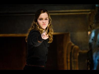 La Historia y los Personajes de Harry Potter Medium_Hermione+Holding+Wand-sr614rqj