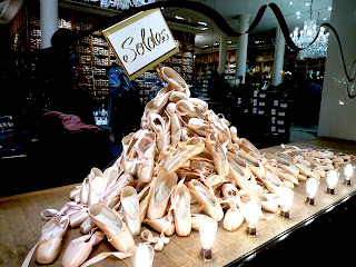 パリのレペットの pointe shoesディスプレイ。