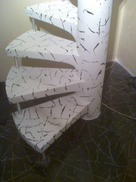 ESCADA DE CONCRETO BRANCO COM PRETO