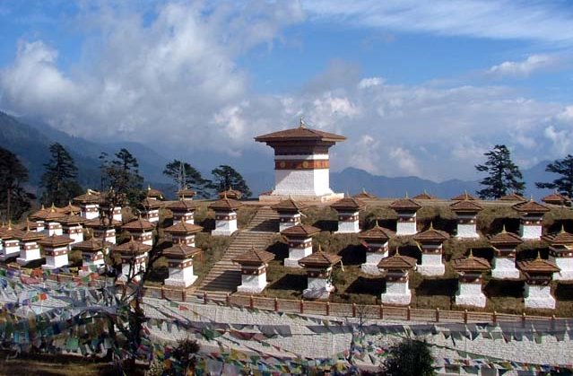 [Dochula_108_chortens.jpg]