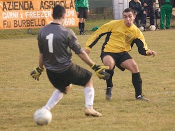 Chris Moneta supera il portiere per il 4 a 1.