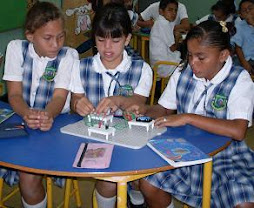 NIÑAS TRABAJANDO