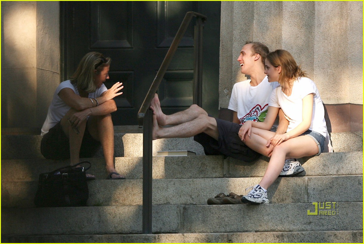 http://3.bp.blogspot.com/_rpC1ByAmz7A/SqqW4JrS1TI/AAAAAAAABi4/y8I1Hjt3Kqs/s000/emma-watson-jay-barrymore-brown-university-01.jpg