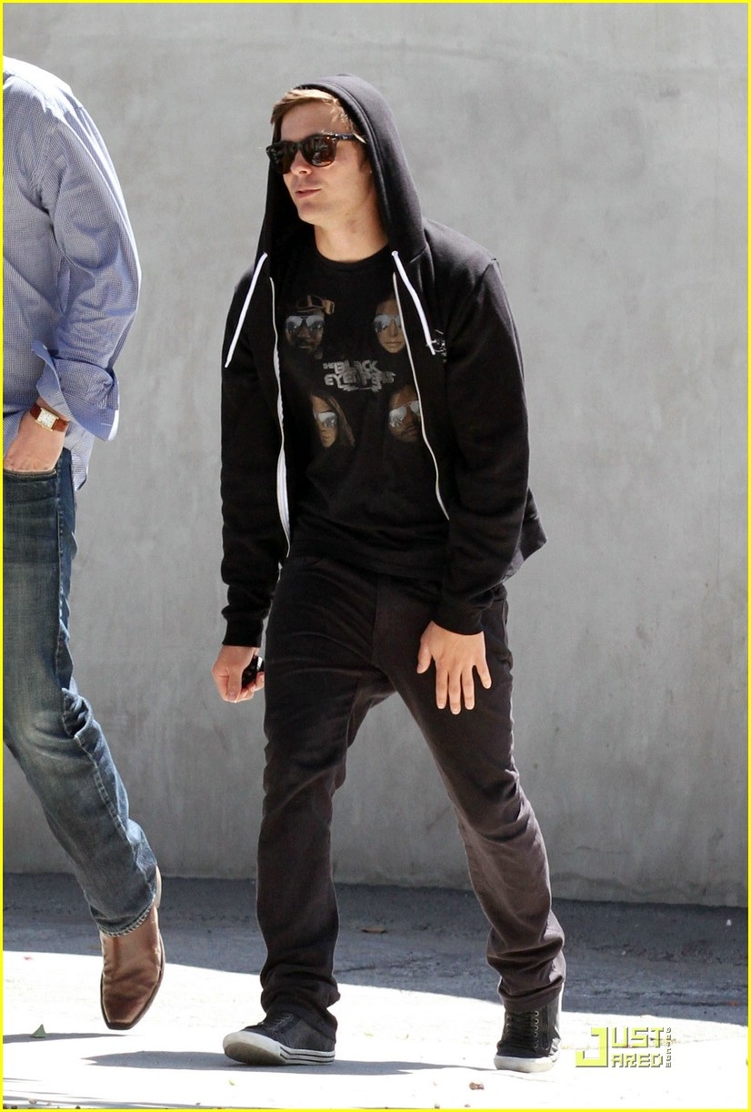 bluPRint Zac Efron sporting a 'Black Eyed Peas' John Varvatos Grammy Tshirt!