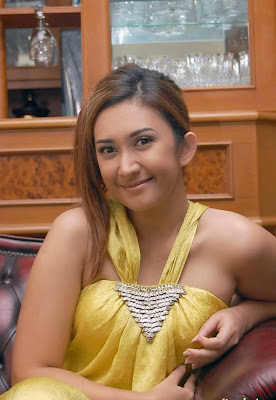 Indonesian Female Singer: Nafa Urbach Singer Pretty and Smart