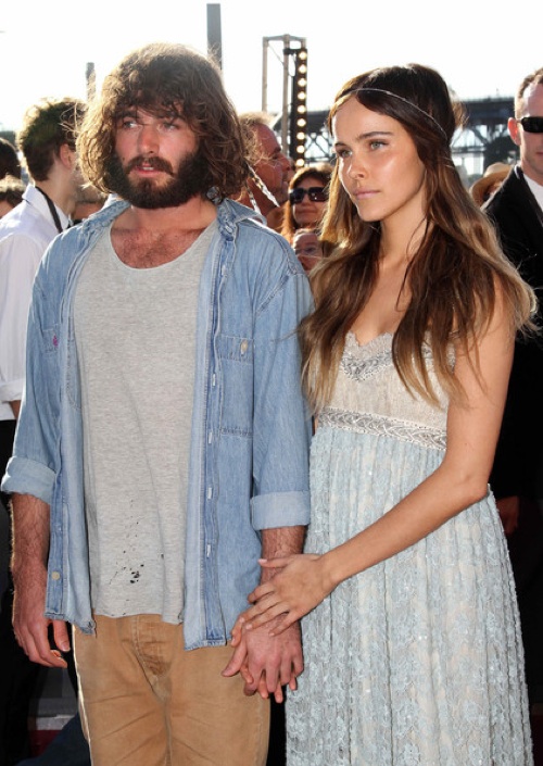 The cutest couple ever right now must be Isabel Lucas and Angus Stone