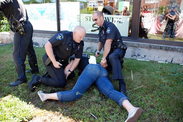 Офицер полиции трахается в жопу когда дело зашло в тупик
